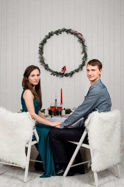 Jovem Casal Familiar Sentado Mesa Natal Design Interiores Sala Natal — Fotografia de Stock