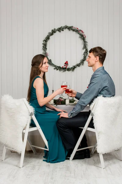 Jovem Casal Sentado Uma Sala Branca Decorada Natal Que Clama — Fotografia de Stock