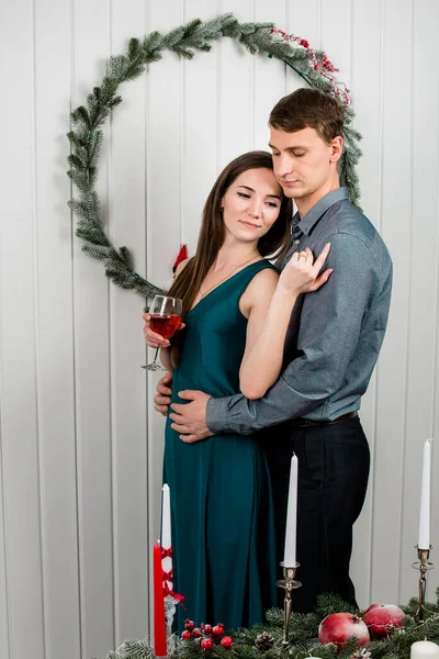 Uma Imagem Calorosa Casal Família Abraçando Alegremente Atmosfera Natal Uma — Fotografia de Stock
