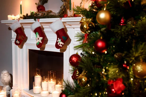 Hermoso Año Nuevo Atributos Árbol Decorado Una Cálida Chimenea Con —  Fotos de Stock