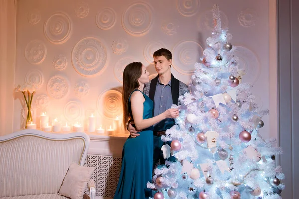 Una Hermosa Pareja Familiar Abrazándose Junto Árbol Año Nuevo Blanco — Foto de Stock