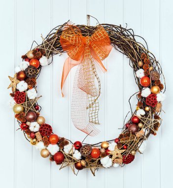 ?Beyaz ahşap arka planda köknar ağacıyla Noel çelengi. Doğal malzemelerden Noel çelengi.