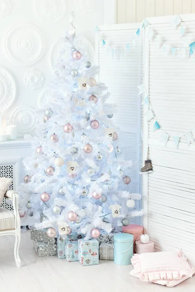 Weihnachtsbaum Mit Bunten Kugeln Und Geschenkschachteln Über Weißer Wand — Stockfoto