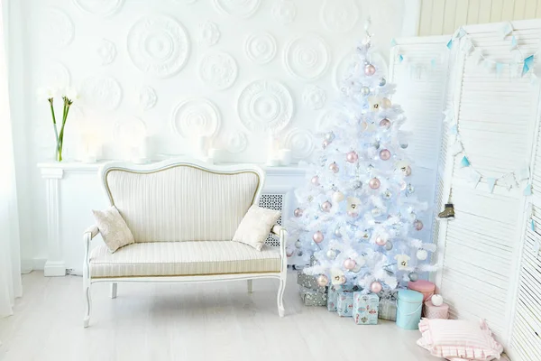 Salón Interior Con Árbol Navidad Con Cajas Regalo Decoraciones —  Fotos de Stock