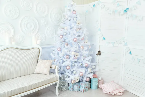 Arbre Noël Blanc Avec Décoration Argentée — Photo