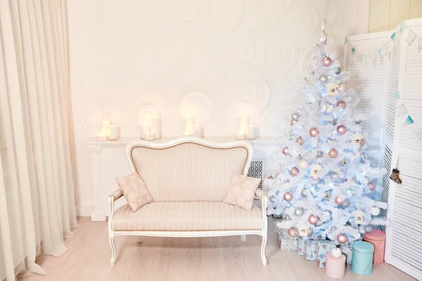 Élégant Intérieur Noël Décoré Dans Des Couleurs Blanches Salle Intérieure — Photo