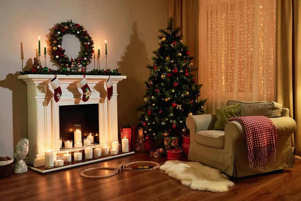 Weihnachtszimmer Inneneinrichtung Weihnachtsbaum Geschmückt Mit Lichtern Geschenke Spielzeug Kerzen Und — Stockfoto