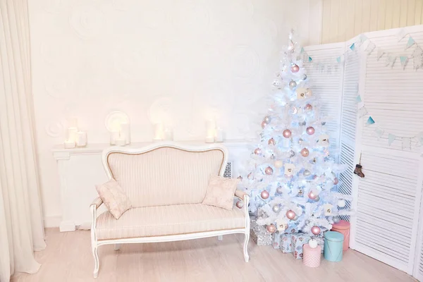 Salón Interior Con Sofá Decorado Elegante Árbol Navidad Regalos —  Fotos de Stock