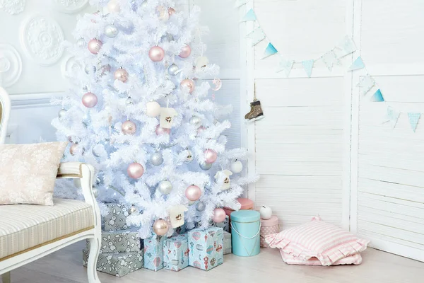 Árbol Navidad Blanco Con Regalos Debajo Sala Estar — Foto de Stock