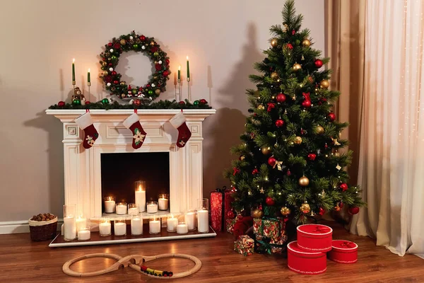 Wohnzimmer Home Interieur Mit Dekoriertem Kamin Und Weihnachtsbaum Weihnachten Warm — Stockfoto