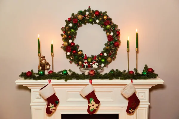 圣诞花环在古典壁炉之上 圣诞节的场景 文字的位置 适合圣诞节背景 — 图库照片