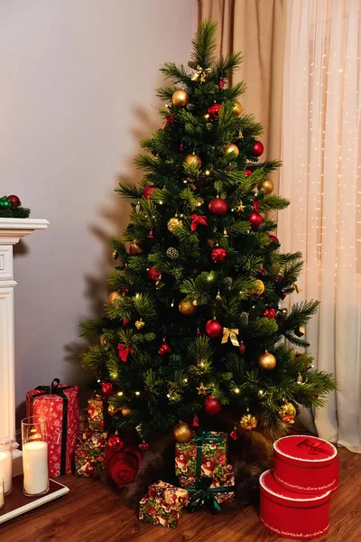 Árbol Navidad Bellamente Decorado Con Muchos Regalos Debajo — Foto de Stock
