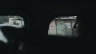 Kisumu, Kenya - 14 Mayıs 2018: Manzara arabanın içinde. Penceresine bakarak ve düşünme genç kadın. Afrika üzerinden arabayla seyahat.