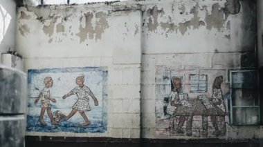 Kisumu, Kenya - 15 Mayıs 2018: Kamera yukarı taşır. Kamera African house duvara vuruyor. Duvardaki güzel renkli etnik resimler.