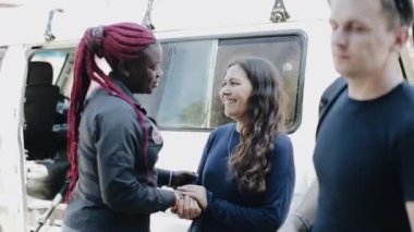 Kisumu, Kenya - 15 Mayıs 2018: Beyaz erkek, onun elini tutarak genç Afrikalı kadın konuşmak.