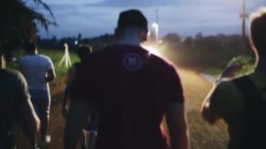 Kisumu, Kenya - 17 Mayıs 2018: ağır çekim. Grup Genç adam köyü Afrika, ülkede yol yürürken arkadan görünüm.