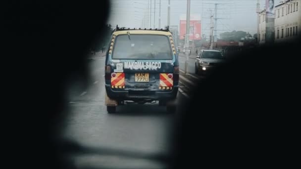 KISUMU, KENIA - 14 DE MAYO DE 2018: Vista desde el interior del coche. Automóvil va a través de la carretera del país en África cerca de camión . — Vídeo de stock