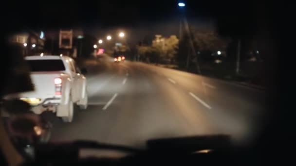 KISUMU, KENYA - 14 MAI 2018 : Vue de l'intérieur de la voiture. Voiture conduisant à travers la route du village vide tard dans la nuit. Voyager en voiture . — Video