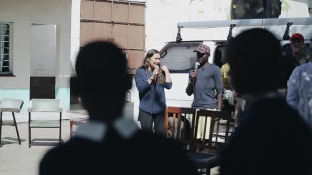 Kisumu Kenya May 2018 Caucasian Woman Interprets African Man Couple — Stock Video