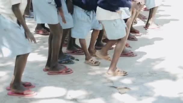 KISUMU, KENIA - 15 DE MAYO DE 2018: Vista de cerca del grupo de niños africanos pisoteando sus pies y aplaudiendo, bailando . — Vídeo de stock