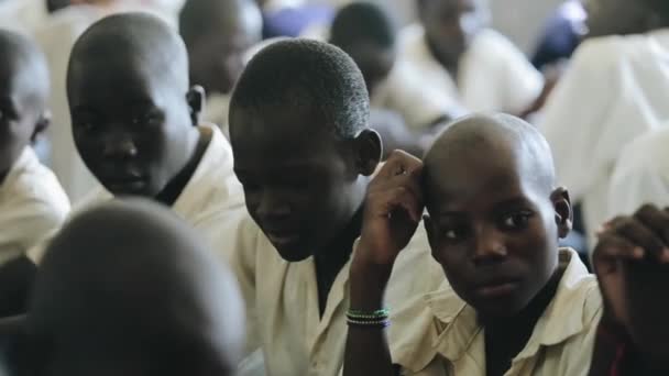 Kisumu, Kenya - 15 Mayıs 2018: Yakın çekim görünümü okulda sınıfta üniforma defada üç Afrikalı erkek — Stok video