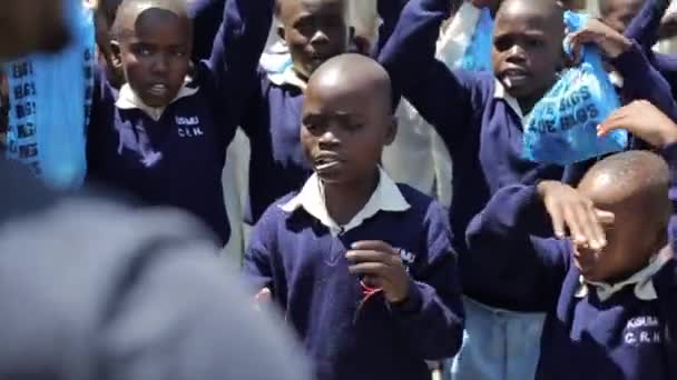 キスム、ケニア - 2018 年 5 月 15 日: 制服ダンス一緒にアフリカの子供たちのグループです。男の子と女の子が一緒に楽しんで — ストック動画