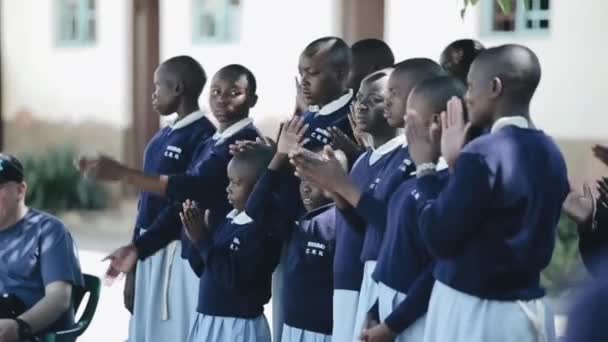 Кисуму Кения Мая 2018 Года Группа Африканских Детей Форме Стоящих — стоковое видео