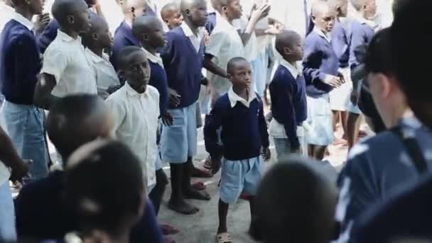 Kisumu, Kenya - 2018. május 15.: Csoport afrikai gyerekek taps a kezüket, és énekelni a dalt. Fiúk és lányok együtt szórakozik. — Stock videók