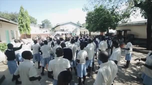 Kisumu, Kenia - mei 15, 2018: Groep Afrikaanse kinderen dansen met vrijwilligers. Jongens en meisjes samen plezier in de zomer. — Stockvideo