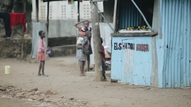Kisumu, Keňa - 15. května 2018: Skupina africké děti hrají venku. Chlapci a dívky mluvit, smát se, baví — Stock video