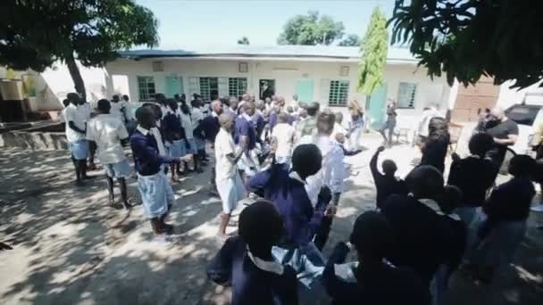 KISUMU, KENIA - 15 DE MAYO DE 2018: Grupo de personas bailando en África. Hombres, mujeres y niños divirtiéndose después de clases . — Vídeos de Stock