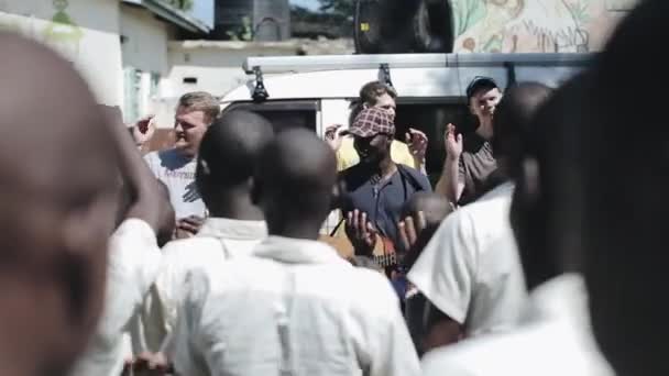 KISUMU, KENYA - 15 MAGGIO 2018: Gruppo di volontari e bambini africani che ballano e cantano canzoni. Uomo africano che suona la chitarra . — Video Stock
