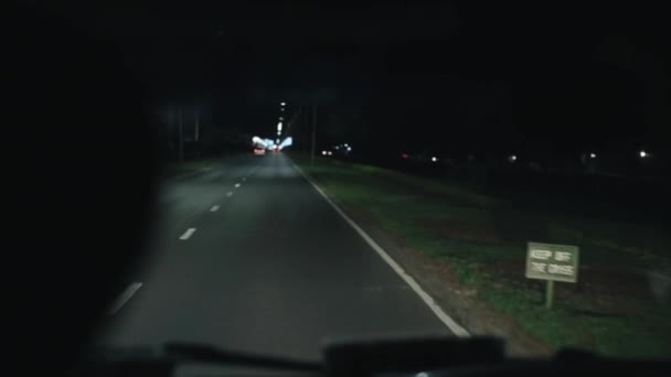 КИСУМУ, КЕНЯ - 15 мая 2018 года: Вид изнутри автомобиля. Машина едет по пустой дороге поздно ночью. Путешествие на машине — стоковое видео