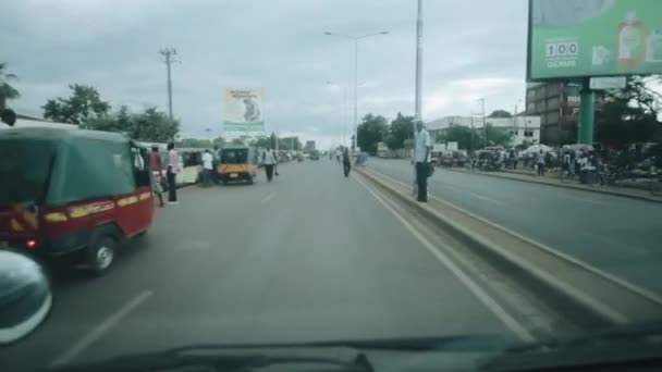 KISUMU,KENYA - MAY 17, 2018: View from inside the car. Car driving through the city in Africa. Many auto rickshaw with drivers near the roadside. — Stock Video