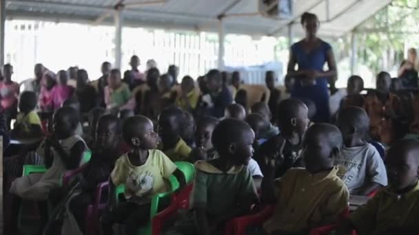 KISUMU, KENYA - MAIO 19, 2018: Multidão de crianças africanas se divertindo, pulando e dançando na escola em pequena aldeia na África . — Vídeo de Stock