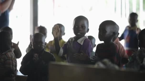 Kisumu, Kenia - 19 maja 2018 r.: Grupa afrykańskich dzieci clap ręce i tańczyć razem zewnątrz. Dzieci świetnie się bawią razem. — Wideo stockowe