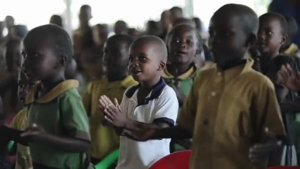 Кісуму, Кенія - 19 травня 2018:Group африканським дітям, танці, посміхаючись і ляскаючи руки після уроку в школі. — стокове відео