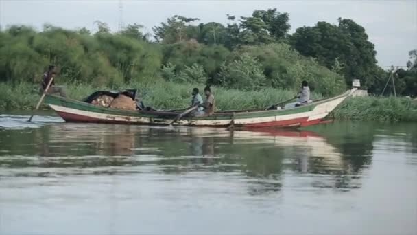 KISUMU, KENYA - 21 de maio de 2018: homens africanos sentados em barco. Os machos trabalham no mar, pescando. Bela paisagem da África . — Vídeo de Stock