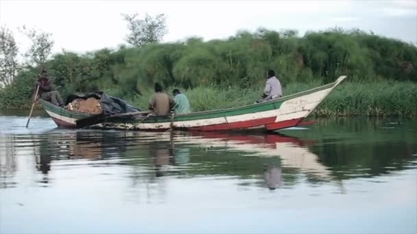 KISUMU,KENYA - MAY 21, 2018: african men sitting in the boat. Males working, fishing. Business of local people in Africa. — Stock Video