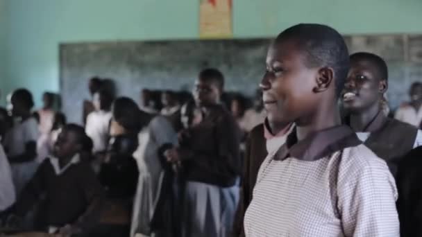 Kisumu, Kenia - mei 21, 2018: Grote groep Afrikaanse kinderen dansen en zingen samen. Kale meisjes in uniforme glimlachen. — Stockvideo