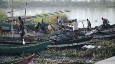 Kisumu, Kenya - 21 Mayıs 2018: Nehrin yanında bağlantı noktasının görünümü. Afrika balıkçılar sabah işe gidecek tekne hazırlanıyor.