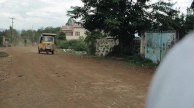 Kisumu, Kenya - 21 Mayıs 2018: Sarı araba, auto çekçek ile köy yolunda Afrika'da bir köyde rides.