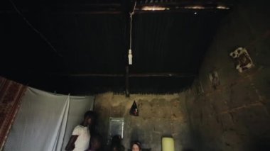 Kisumu, Kenya - 23 Mayıs 2018: Kamera aşağı taşır. Grup gönüllü Afrika ailesine geldi ve konuşmaya masada oturur