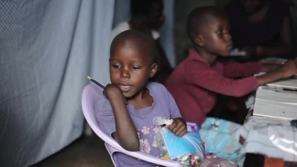 KISUMU, KENIA - 23 DE MAYO DE 2018: Voluntarios caucásicos dan regalos, regalos a niños en el hogar de una familia africana pobre . — Vídeo de stock