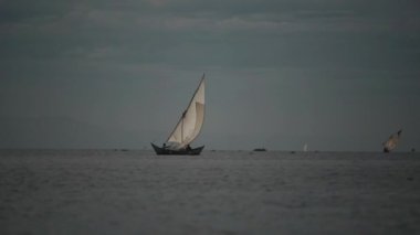 Sabahın erken saatlerinde Yelkenli güzel manzara. Afrika denizde balık tutmaya gidiyoruz insanlarla gemisi.