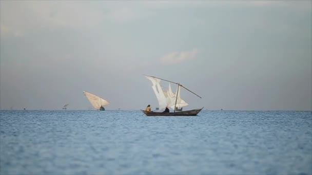 Beautiful landscape of seaside and fishermen. African males working in the ocean on sailboats, local business. — Stock Video