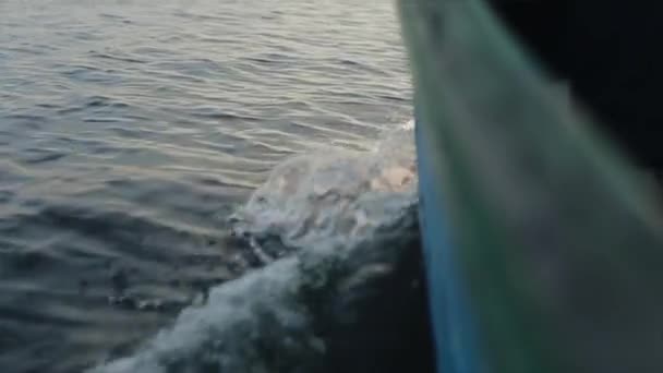 Hermoso paisaje marino en África temprano en la mañana. Vista lateral del barco y las piernas del hombre . — Vídeos de Stock