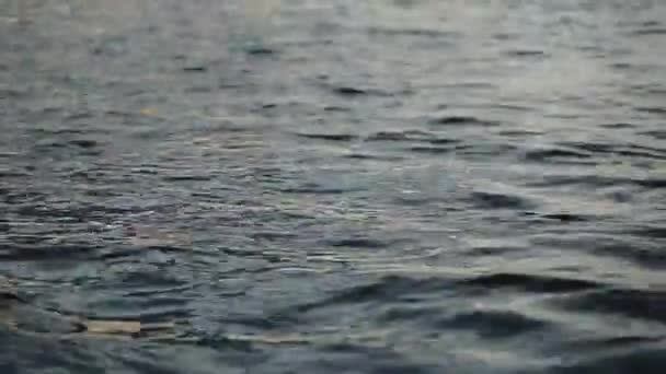 Krásné moře krajina v Africe. Vlny na vodě, neuvěřitelné západu slunce na obzoru. — Stock video