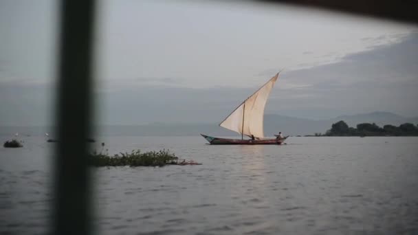 Schöne Aussicht auf das Segelboot in den frühen Morgenstunden im Meer in Afrika. Schiff mit Menschen geht fischen. — Stockvideo