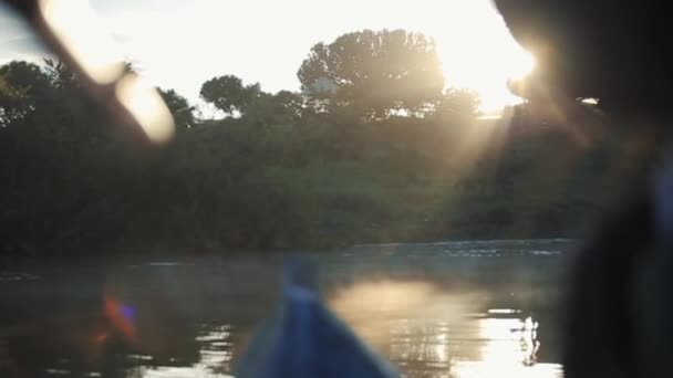 Vista desde el barco. Hermoso paisaje matutino. Niebla y rayo de sol sobre el agua al amanecer . — Vídeos de Stock